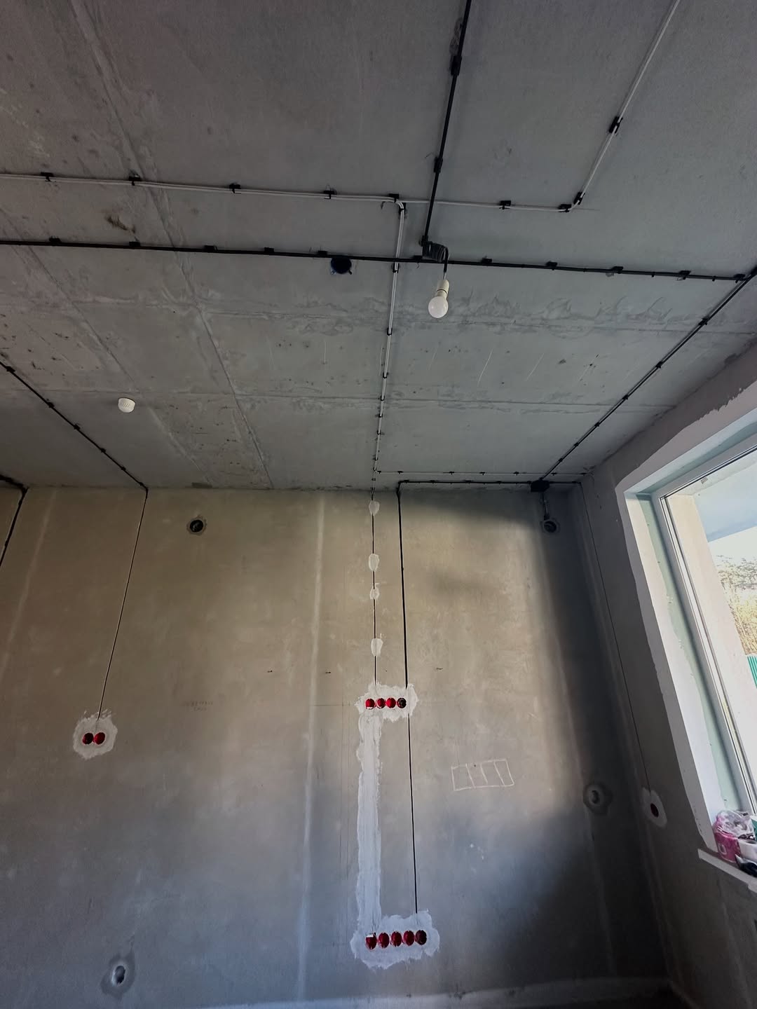 Установленные розетки и выключатели